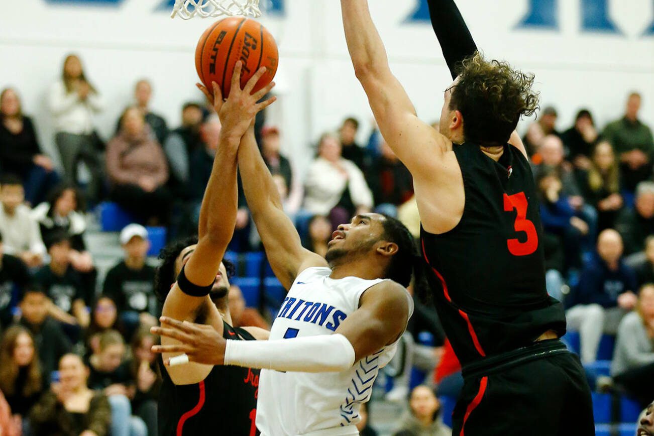 Edmonds College’s Chris Lee scores in traffic against Everett Community College on Wednesday, Feb. 7, 2024, at Seaview Gym in Lynnwood, Washington. (Ryan Berry / The Herald)