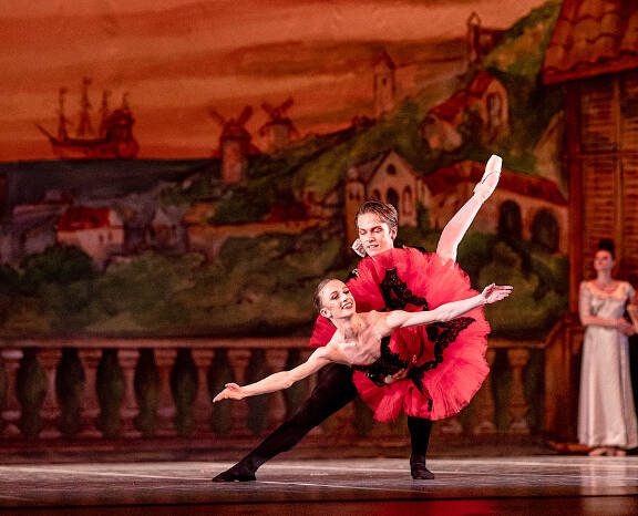 Arcadian Broad and Ashley Baszto perform in the Olympic Ballet Theatre’s production of Don Quixote. The show comes to Edmonds this weekend. (Ariella Noelle Photography)