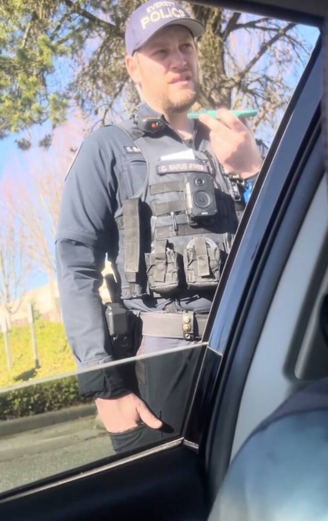 Everett officer Curtis Bafus answers an elderly woman’s phone. (Screen shot from @dawid.outdoor’s TikTok video)