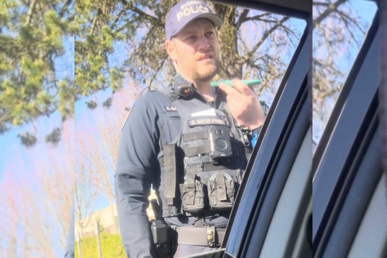 Everett officer Curtis Bafus answers an elderly woman’s phone. (Screen shot from @dawid.outdoor's TikTok video)
