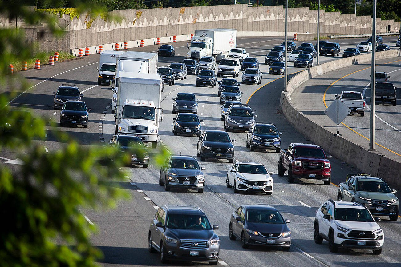 Traffic slows as it moves around the bend of northbound I-5 through north Everett on Wednesday, May 22, 2024. (Olivia Vanni / The Herald)