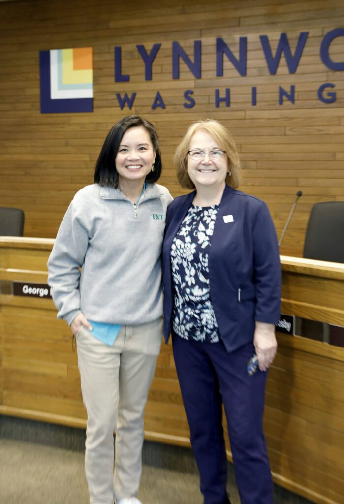 TT Supermarkets CEO Tina Lee with Mayor Christine Frizzell, City of Lynnwood (CNW Group/TT Supermarkets)
