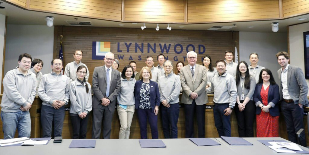 TT leadership team visited Lynnwood City Hall (CNW Group/TT Supermarkets)
