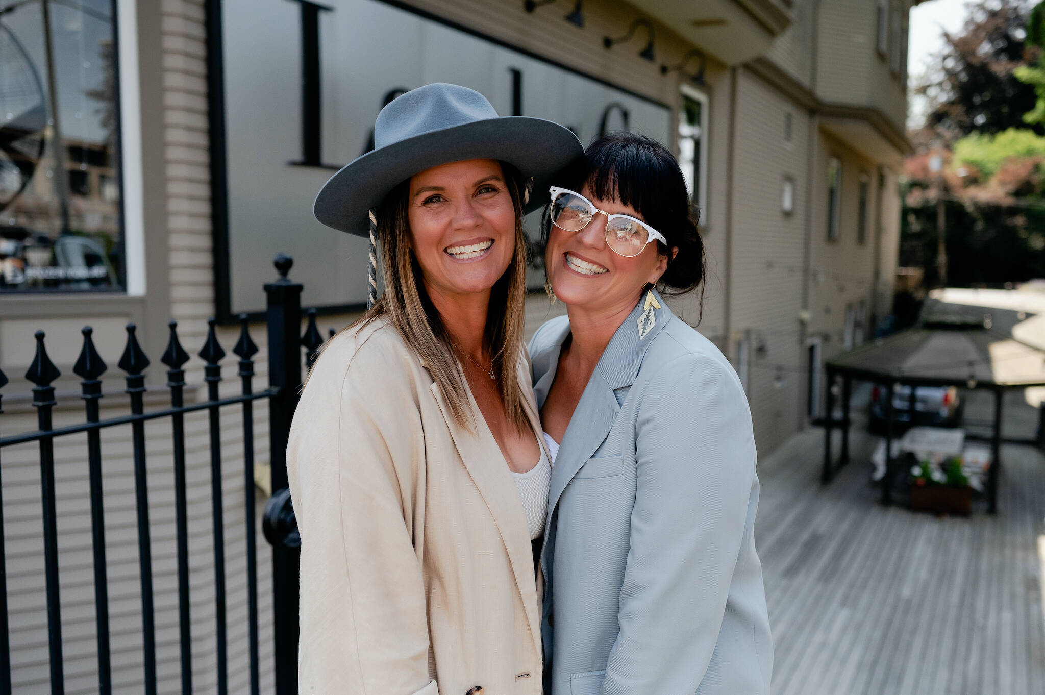 Leslie Davis, left, and Lyndsay Lamb, twin sister stars of HGTV’s “Unsellable Houses” and 2004 Snohomish High School graduates, donated a private design session to the school’s auction fundraiser for their 20-year reunion. (Photo provided)