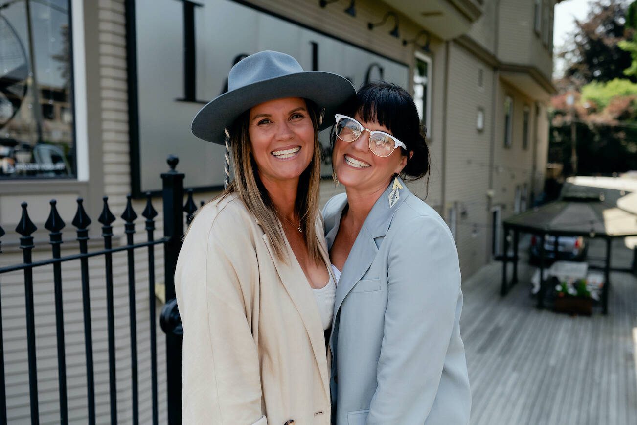 Leslie Davis, left, and Lyndsay Lamb, twin sister stars of HGTV's "Unsellable Houses" and 2004 Snohomish High School graduates, donated a private design session to the school's auction fundraiser for their 20-year reunion. (Photo provided)