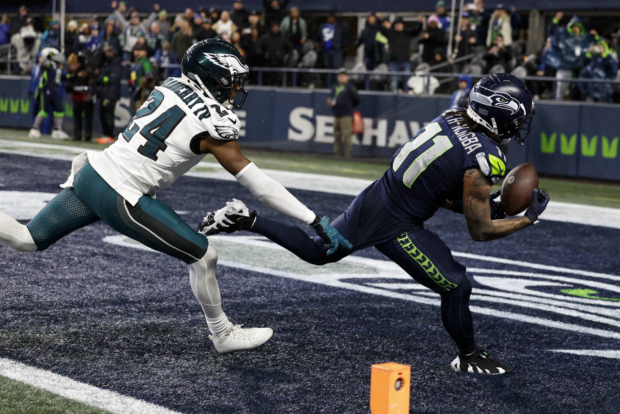 Seattle Seahawks wide receiver Jaxon Smith-Njigba catches the game-winning touchdown pass as Eagles cornerback James Bradberry defends in the fourth quarter on Dec. 18. (Yong Kim / Tribune News Service)