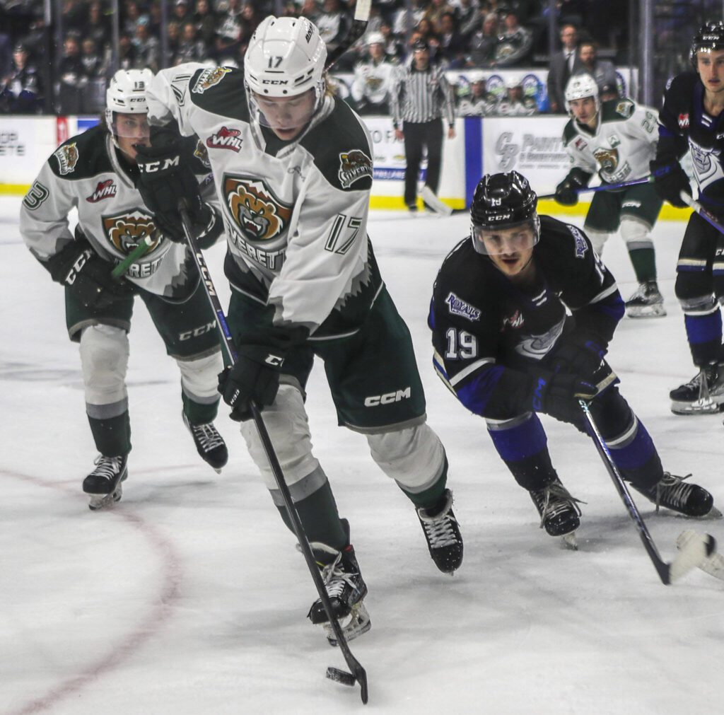 Silvertips’ Julius Miettinen (17) fights for the puck during a game between the Everett Silvertips and Victoria Royals at the Angel of the Winds Arena on Saturday, Sept. 23, 2023. (Annie Barker / The Herald)
