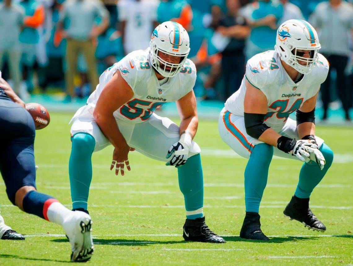 Recently in agreement for a contract with the Seattle Seahawks, former Miami Dolphins center Connor Williams (58) snap the football during first quarter of an NFL football game at Hard Rock Stadium on Sunday, September 11, 2022 in Miami Gardens, Florida. (David Santiago / Miami Herald)