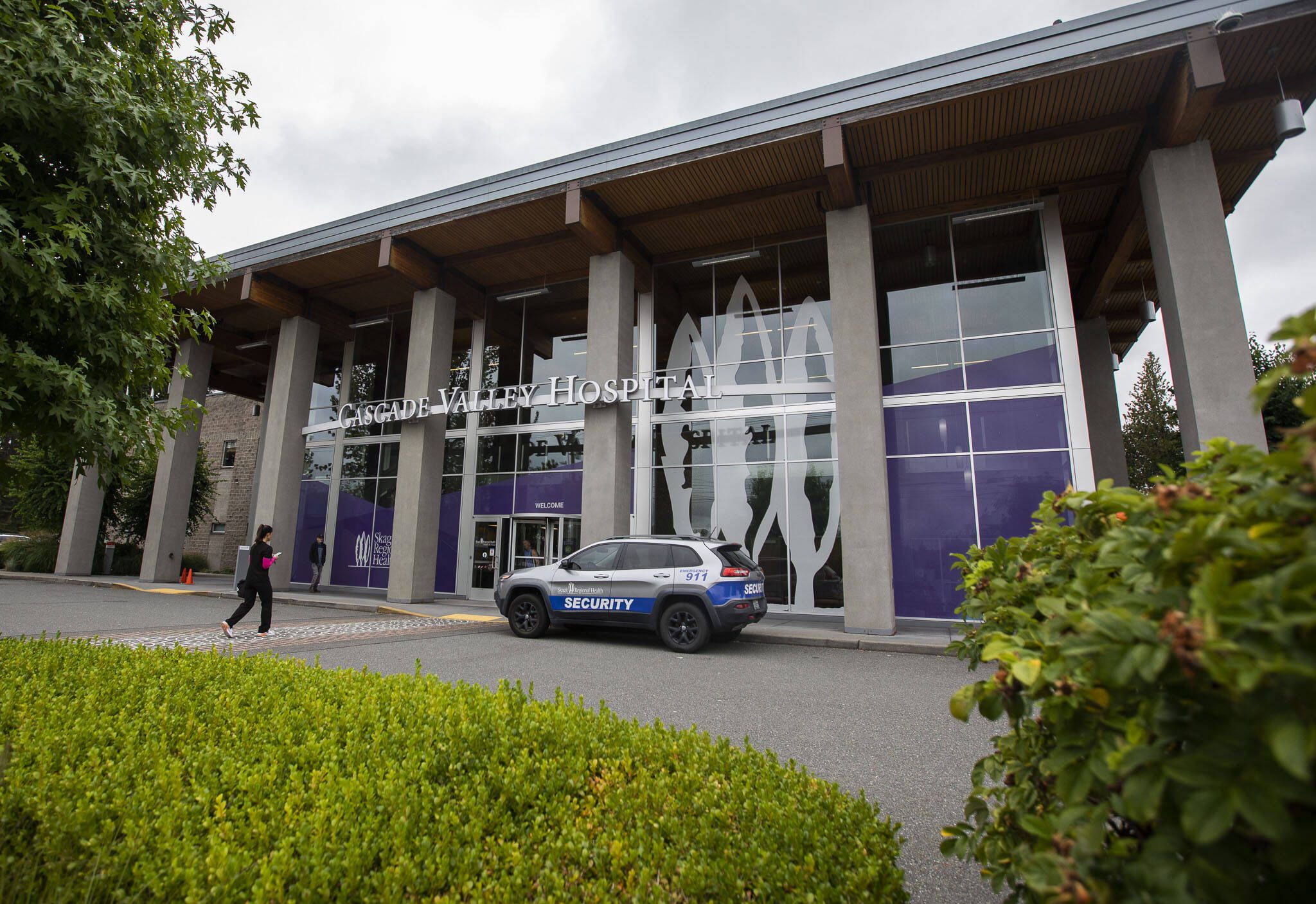 People walk in and out of Cascade Valley Hospital on Tuesday, Sept. 3, 2024 in Arlington, Washington. (Olivia Vanni / The Herald)