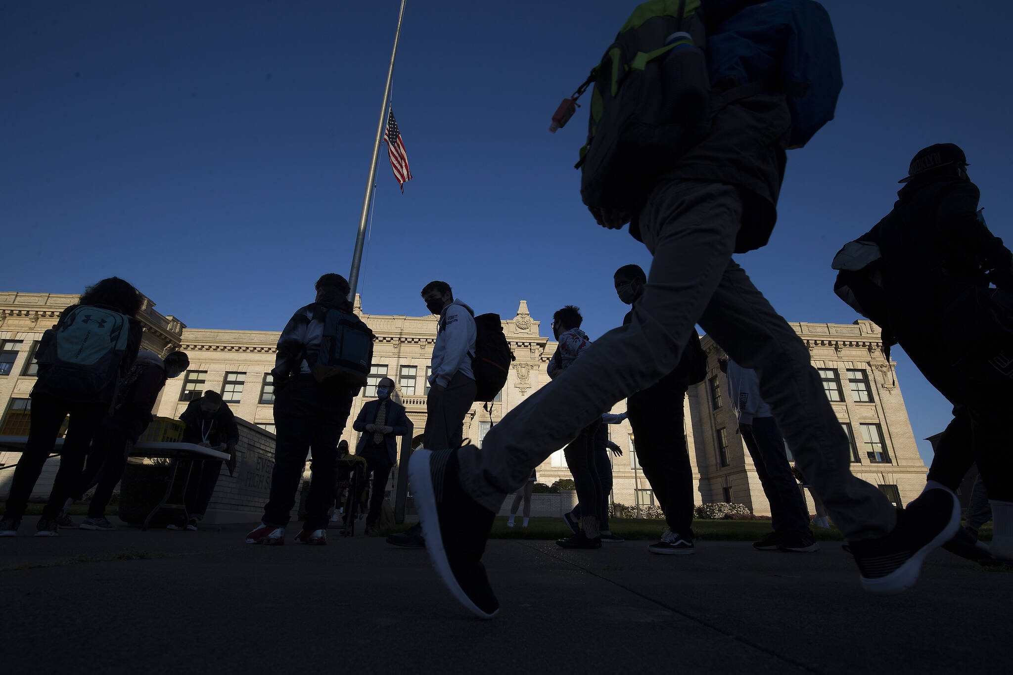 Students walk around to find their schedules and get checked in during the first day of school at Everett High on Monday, April 19, 2021 in Everett, Washington. (Andy Bronson / The Herald)
