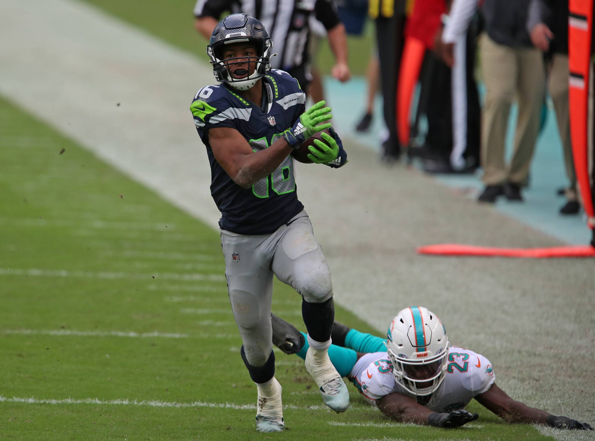 Seattle Seahawks wide receiver Tyler Lockett slips past Miami Dolphins cornerback Noah Igbinoghene in the fourth quarter at Hard Rock Stadium in Miami Gardens on Sunday, Oct. 4, 2020. (Photo by John McCall / South Florida Sun Sentinel / Tribune News Services)