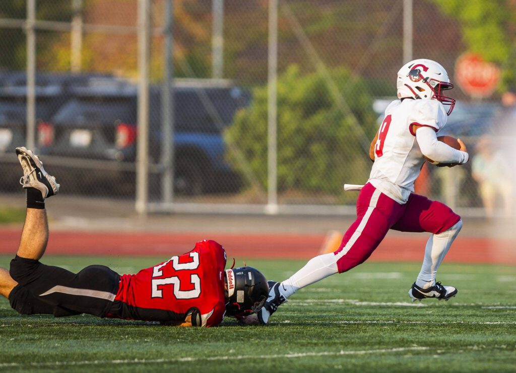 Cascade’s Raymond Siharath escapes a tackled during the game against Mountlake Terrace on Friday, Sept. 6, 2024 in Edmonds, Washington. (Olivia Vanni / The Herald)