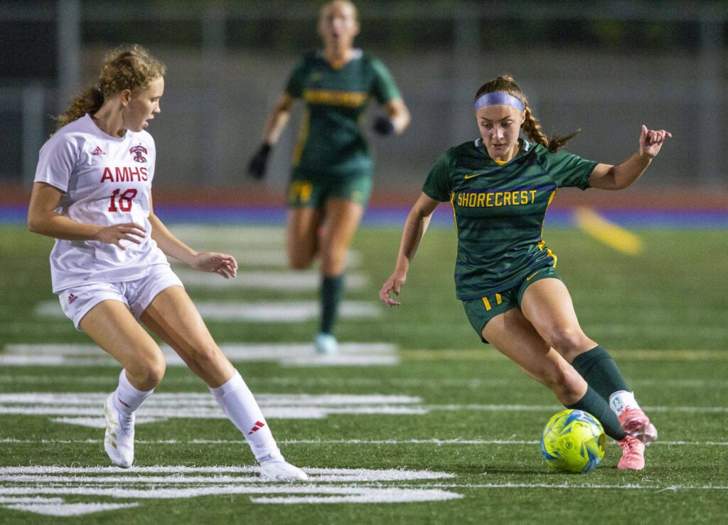 Shorecrest’s Mischa Slimp dribbles around Archbishop Murphy’s Laura Anderson during the game on Tuesday, Sept. 17, 2024 in Shoreline, Washington. (Olivia Vanni / The Herald)
