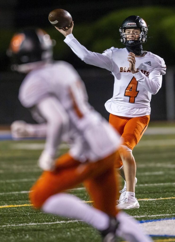 Monroe’s Logan Manson passes the ball to Jacob Jutte during the game against Shorecrest on Friday, Oct. 18, 2024 in Shoreline, Washington. (Olivia Vanni / The Herald)
