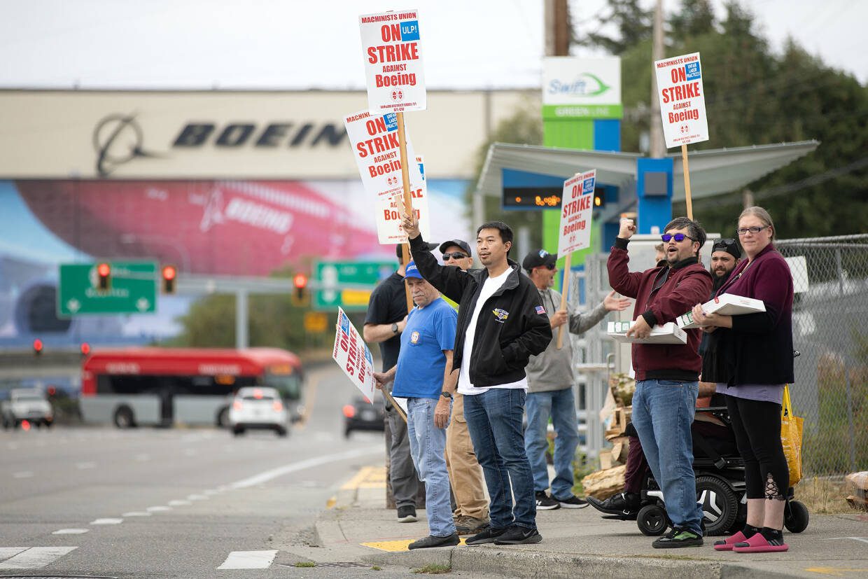 Boeing machinists take to the picket line in front of Boeing’s Paine Field facility as IAM District 751 workers begin their strike over unfair labor practices on Sep. 13 in Everett. (Ryan Berry / Washington State Standard)