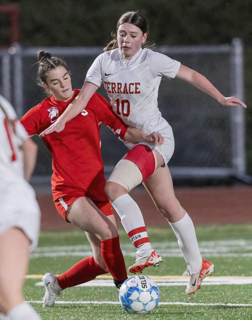Mountlake Terrace’s Ally Villalobos-VanSlooten leaps in the air while Stanwood’s Kendall Rhodes tries to knock the ball away during the 3A district game on Thursday, Oct. 31, 2024 in Stanwood, Washington. (Olivia Vanni / The Herald)
