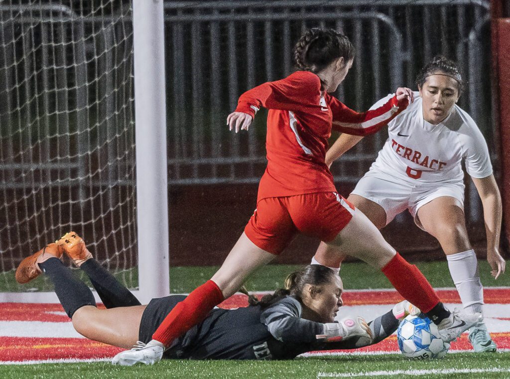 Stanwood’s Kendall Rhodes scrambles for the ball while Mountlake Terrace’s Jordyn Stokes lays out to grab the ball during the 3A district game on Thursday, Oct. 31, 2024 in Stanwood, Washington. (Olivia Vanni / The Herald)
