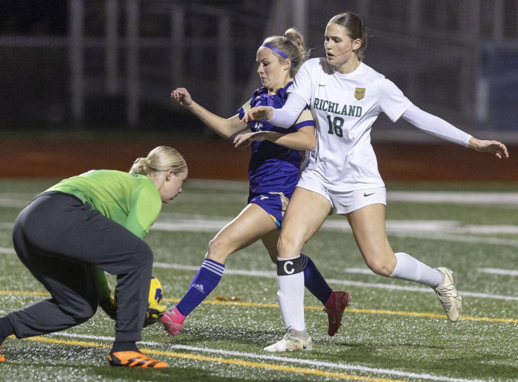 Lake Stevens’ Shelby Clifton tries to get to the ball before Richland’s Makenzie Christian during the 4A state playoff game against Richland on Wednesday, Nov. 13, 2024 in Lake Stevens, Washington. (Olivia Vanni / The Herald)
