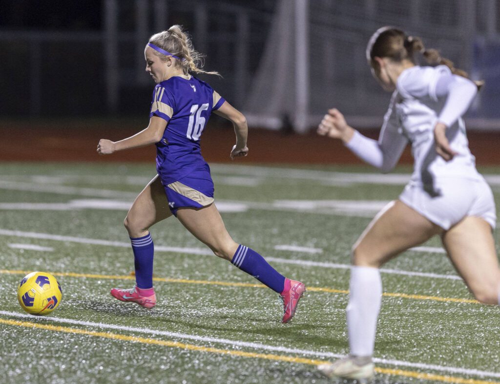 Lake Stevens’ Shelby Clifton dribbles towards the goal during the 4A state playoff game against Richland on Wednesday, Nov. 13, 2024 in Lake Stevens, Washington. (Olivia Vanni / The Herald)
