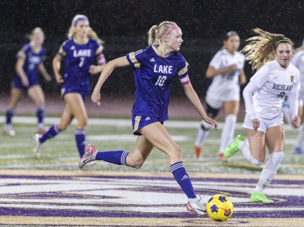 Lake Stevens’ Olivia Fast dribbles the ball down the open field during the 4A state playoff game against Richland on Wednesday, Nov. 13, 2024 in Lake Stevens, Washington. (Olivia Vanni / The Herald)
