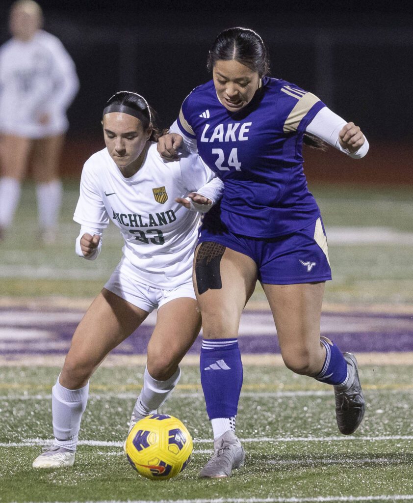 Lake Stevens’ Keira Isabelle Tupua scrambles after the ball during the 4A state playoff game against Richland on Wednesday, Nov. 13, 2024 in Lake Stevens, Washington. (Olivia Vanni / The Herald)
