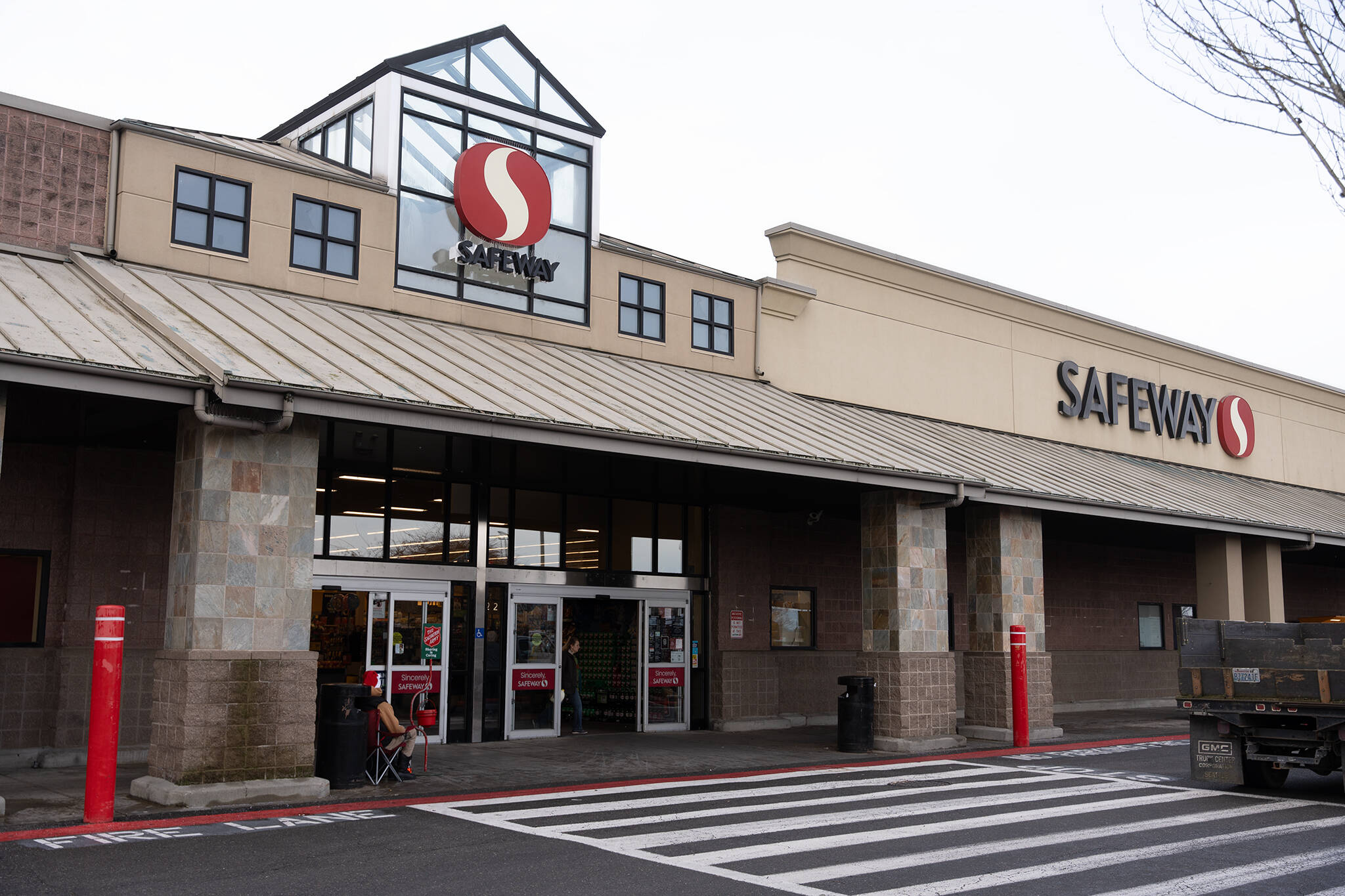 The Safeway at 4128 Rucker Ave. in Everett on Wednesday. This location was set to be one of the 19 in Snohomish County sold to C&S Wholesale if the merger between Kroger and Albertsons went through. (Will Geschke / The Herald)