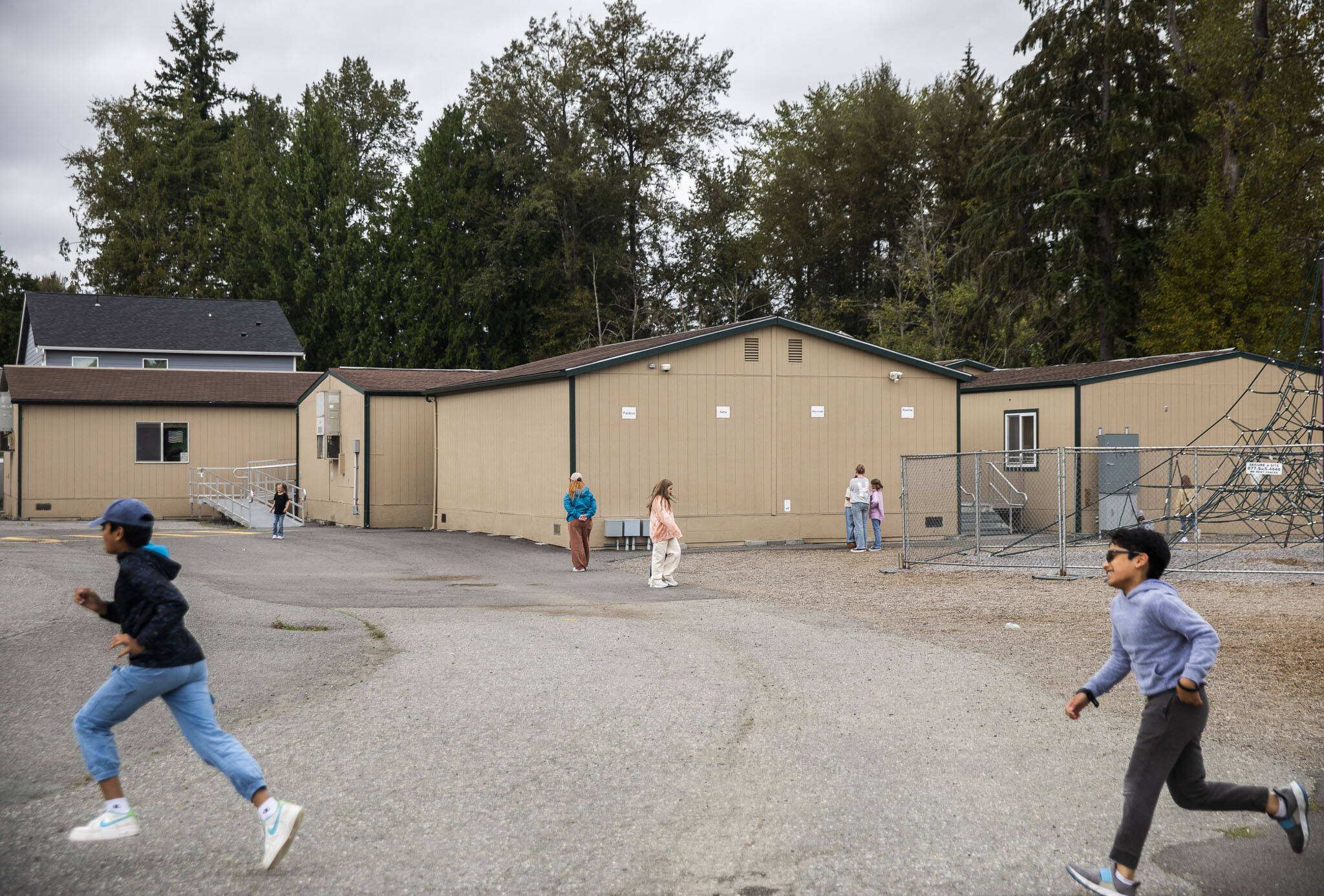 Students run past older portable classrooms at Glenwood Elementary on Sept. 9, 2024 in Lake Stevens, Washington. (Olivia Vanni / The Herald)