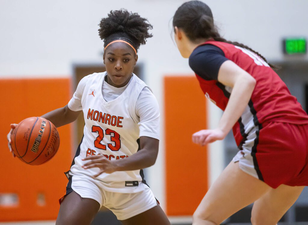 Monroe’s Halle Keller takes the ball down the court during the game against Snohomish on Wednesday, Jan. 15, 2025 in Monroe, Washington. (Olivia Vanni / The Herald)
