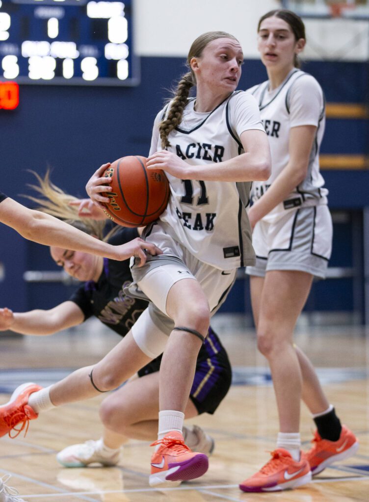 Glacier Peak’s Zoey Ritter takes the ball to the hoop fir a layup during the game against Lake Stevens on Friday, Jan. 24, 2025 in Snohomish, Washington. (Olivia Vanni / The Herald)

