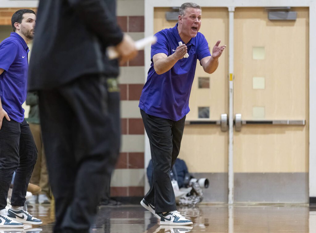 Edmonds-Woodway head coach Tyler Geving yells instructions to his players during the game against Shorecrest on Tuesday, Jan. 28, 2025 in Edmonds, Washington. (Olivia Vanni / The Herald)
