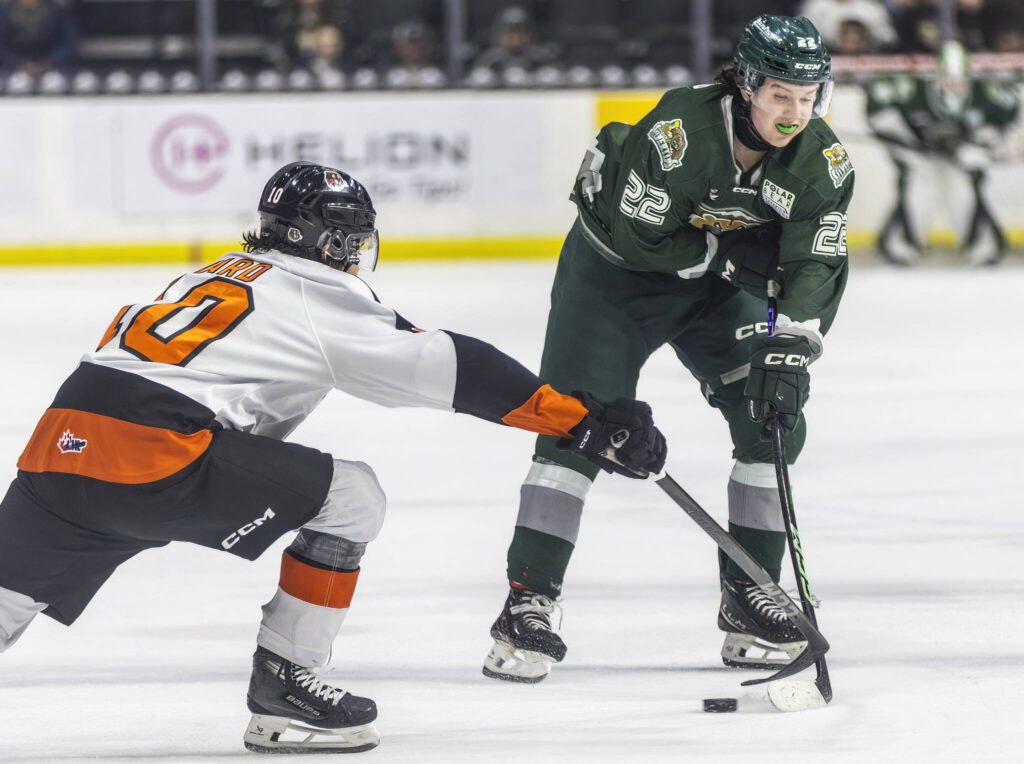 Slivertips’ Jesse Heslop tries to keep control of the puck during the game against the Medicine Hat Tigers on Wednesday, Jan. 29, 2025 in Everett, Washington. (Olivia Vanni / The Herald)
