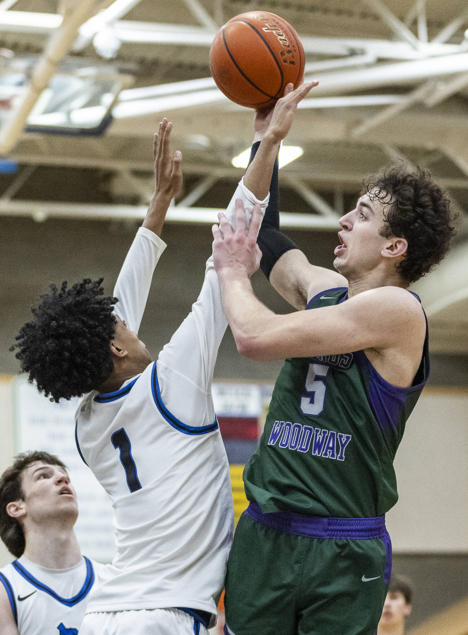 Edmonds-Woodway’s Cam Hiatt tries to make a jump shot over the outstretched arms of Shorewood’s Nathan Abraha during the game on Tuesday, Feb. 4, 2025 in Shoreline, Washington. (Olivia Vanni / The Herald)
