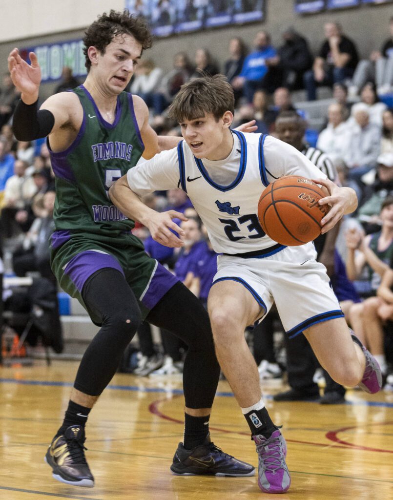 Shorewood’s Tyler Marlow tires to dribble around Edmonds-Woodway’s Cam Hiatt during the game on Tuesday, Feb. 4, 2025 in Shoreline, Washington. (Olivia Vanni / The Herald)
