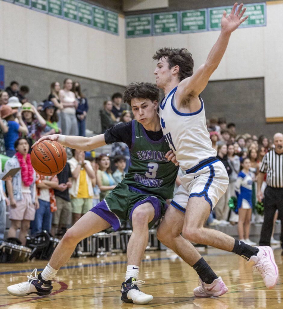 Edmonds-Woodway’s Grant Williams tries to push his way past Shorewood’s Jaden Marlow during the game on Tuesday, Feb. 4, 2025 in Shoreline, Washington. (Olivia Vanni / The Herald)
