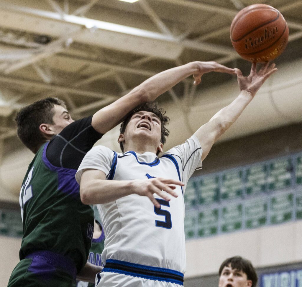 Edmonds-Woodway’s William Alseth knocks the ball out of the hands of Shorewood’s Thomas Moles while he tries to make a layup during the game on Tuesday, Feb. 4, 2025 in Shoreline, Washington. (Olivia Vanni / The Herald)

