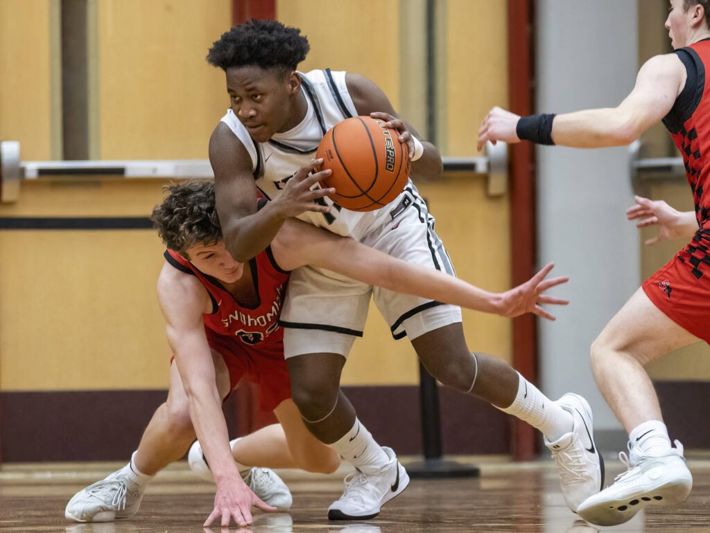 Mountlake Terrace’s Rayshaun Connor tries to get around a falling Snohomish’s Jack Rotondo during the 3A district loser-out playoff game on Thursday, Feb. 13, 2025 in Mountlake Terrace, Washington. (Olivia Vanni / The Herald)
