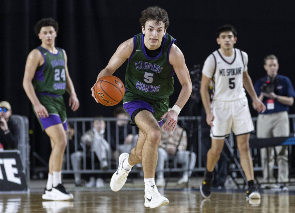 Edmonds-Woodway’s Cam Hiatt takes the ball down the court during the 3A boys semifinal game against Mt. Spokane on Friday, March 7, 2025 in Tacoma, Washington. (Olivia Vanni / The Herald)
