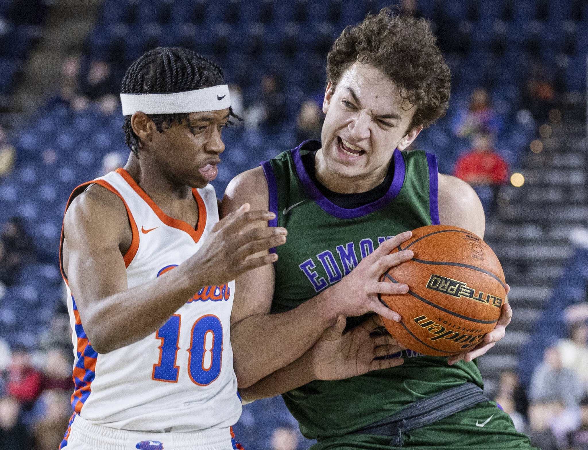 Edmonds-Woodway’s Cam Hiatt grimaces as he bumps into Rainier Beach’s Dre Morris during the 3A boys championship game on Saturday, March 8, 2025 in Tacoma, Washington. (Olivia Vanni / The Herald)