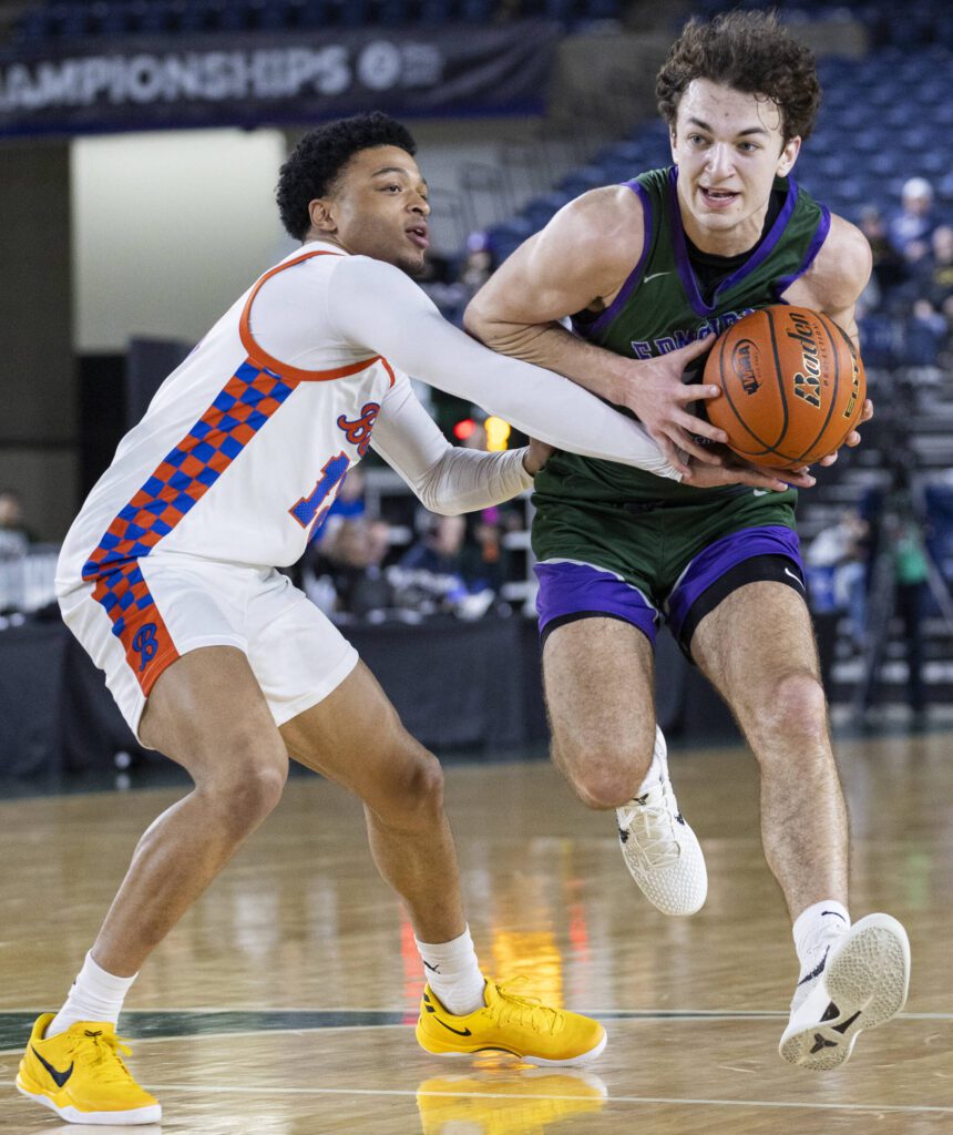Edmonds-Woodway’s William Alseth tries to maneuver around the outstretched arms of Rainer Beach’s Maceo Rivers during the 3A boys championship game on Saturday, March 8, 2025 in Tacoma, Washington. (Olivia Vanni / The Herald)
