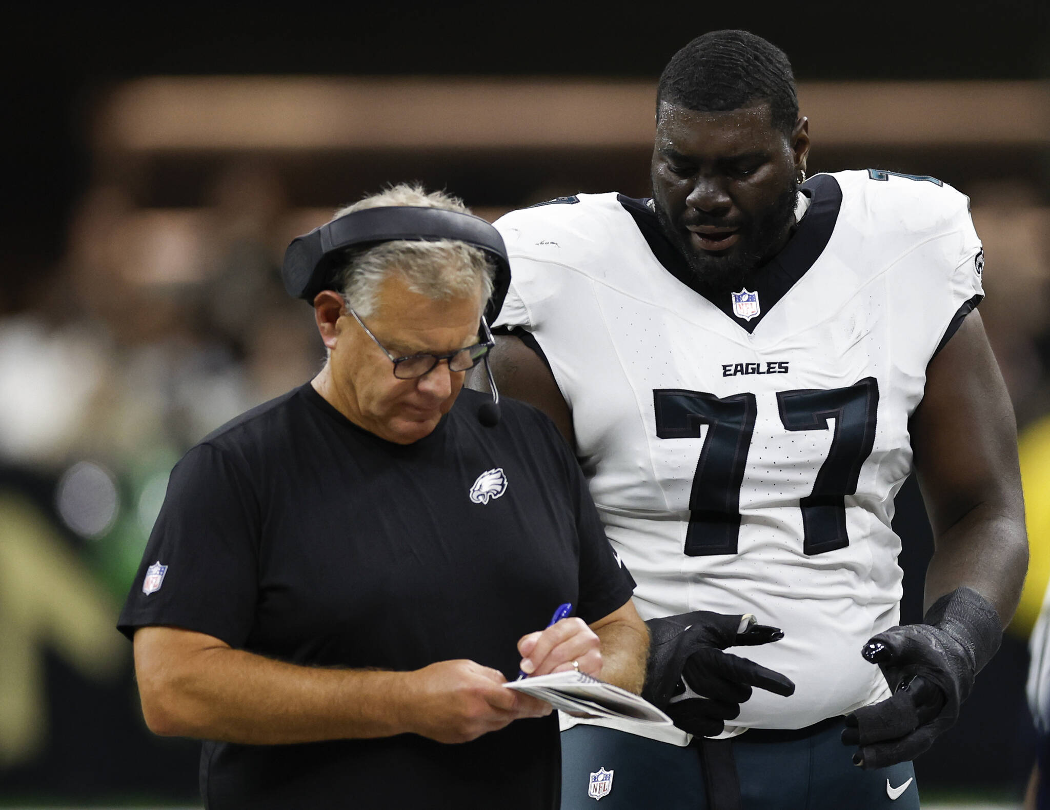 Mekhi Becton, talking to Eagles offensive line coach Jeff Stoutland, was one of the remaining guard options available in free agency as of Wednesday morning. (Yong Kim / Tribune News Services)