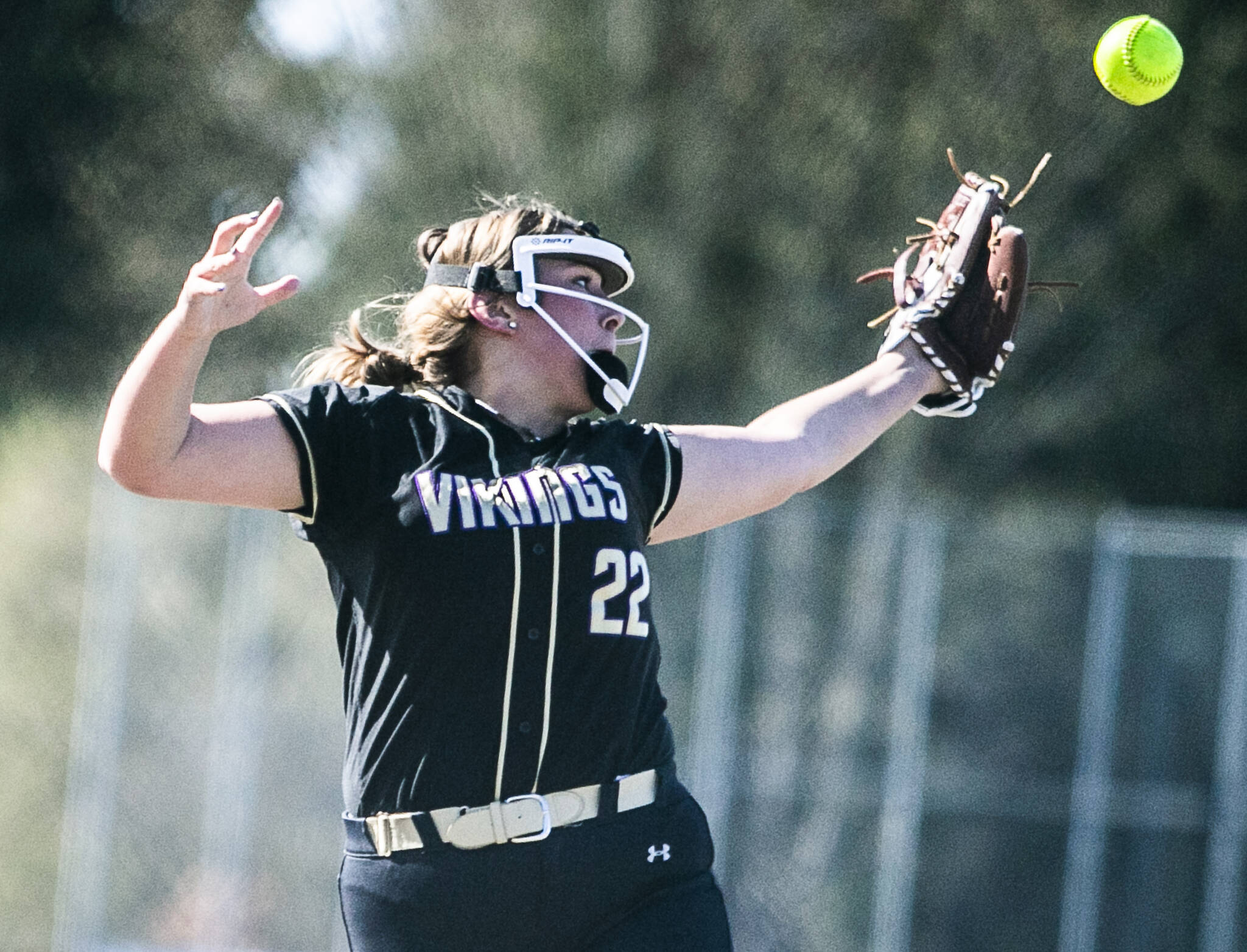 Lake Stevens’ Mara Sivley tries to snag a liner hit toward her during the game against Glacier Peak on Tuesday, April 25, 2023 in Lake Stevens, Washington. (Olivia Vanni / The Herald)