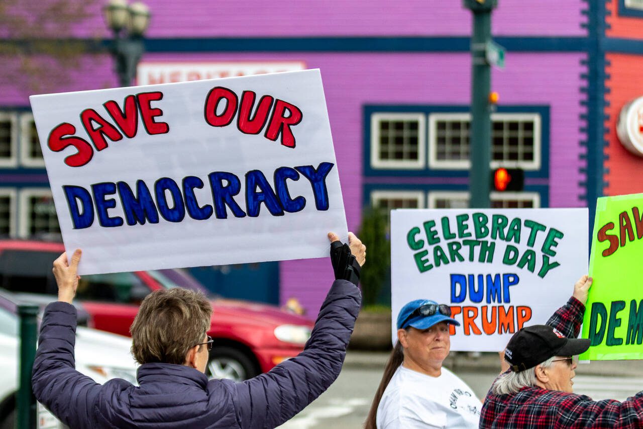 Protesters line Broadway on Saturday, April 19, 2025, in Everett, Washington. (Aaron Kennedy / The Herald)