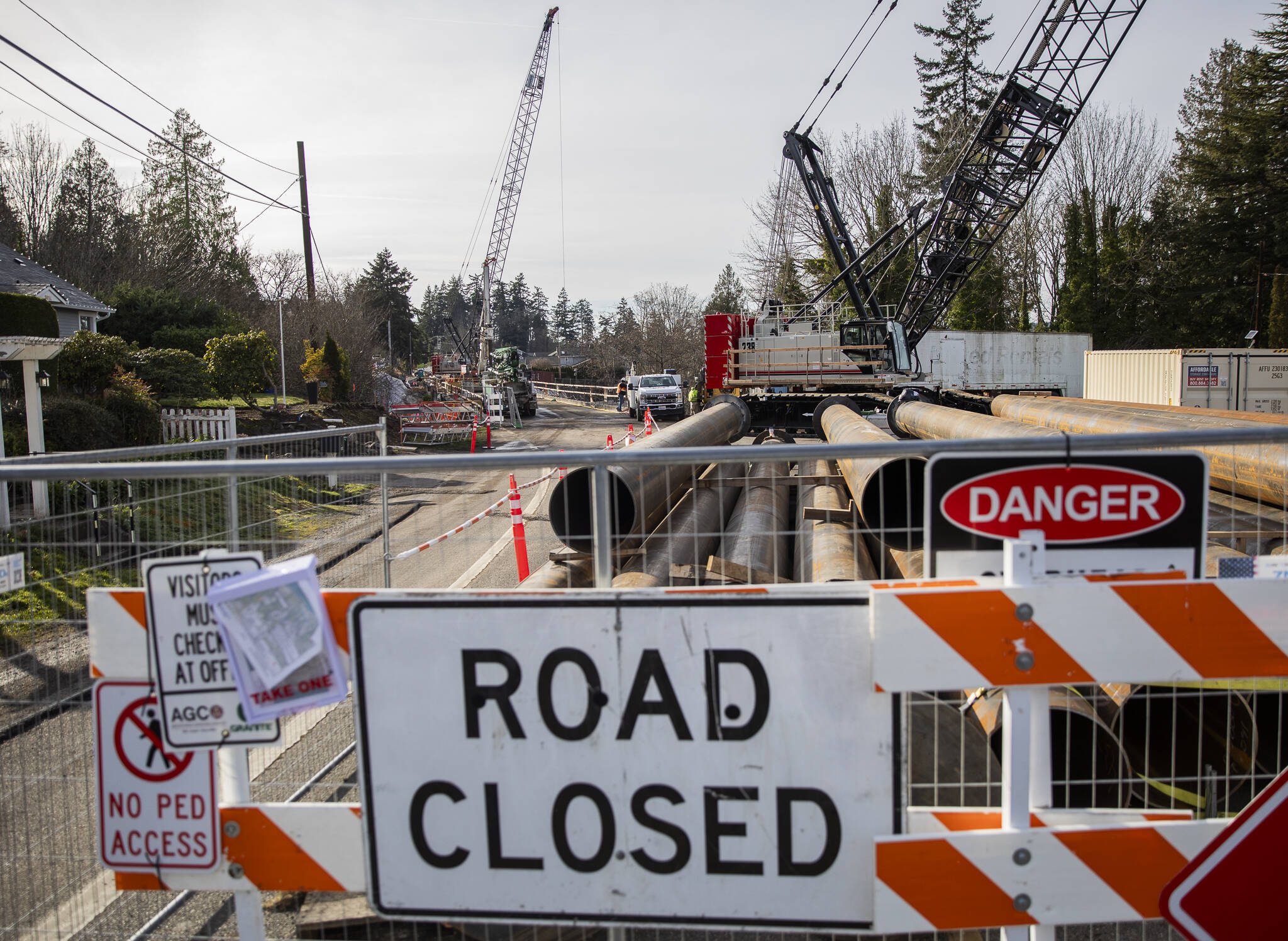 Construction continues on Edgewater Bridge along Mukilteo Boulevard on Wednesday, Jan. 22, 2025. (Olivia Vanni / The Herald)
