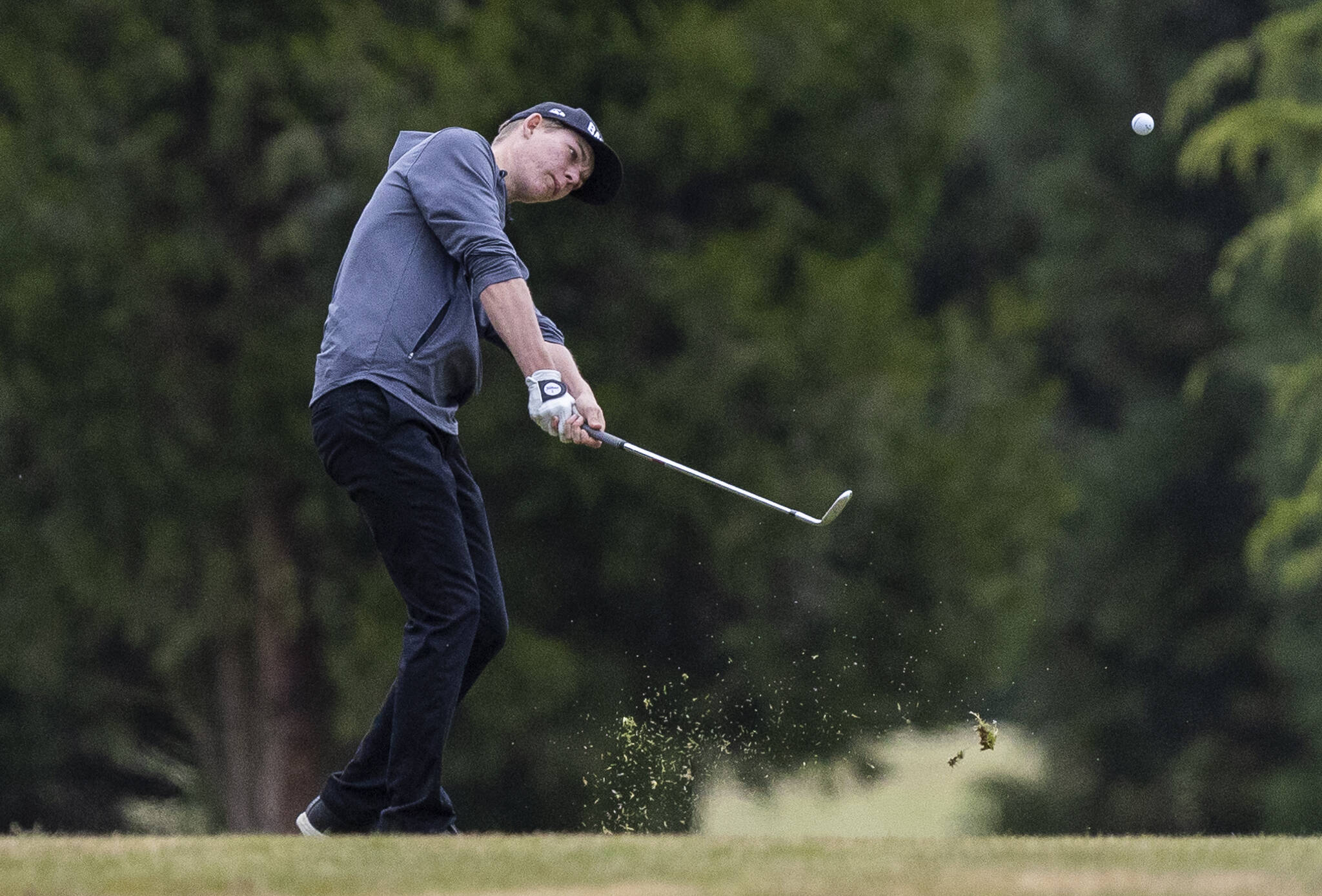 Snohomish’s Maverick Stocker chips onto the green during the 3A District 1 Boys Golf Championship at Legion Memorial Golf Course on Tuesday, May 13, 2025 in Everett, Washington. (Olivia Vanni / The Herald)
