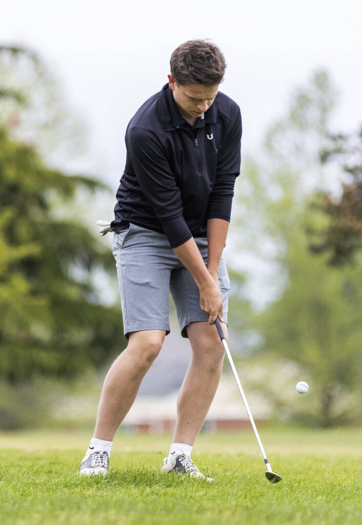 Marysville-Getchell’s Brody Maddock chips onto the green during the 3A District 1 Boys Golf Championship at Legion Memorial Golf Course on Tuesday, May 13, 2025 in Everett, Washington. (Olivia Vanni / The Herald)
