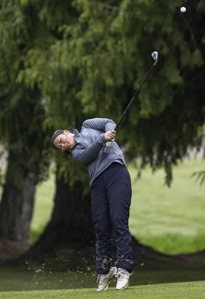 Kamiak’s Annie Jung chips onto the green during the 4A District 1 Golf Tournament at Snohomish Golf Course on Wednesday, May 14, 2025 in Snohomish, Washington. (Olivia Vanni / The Herald)
