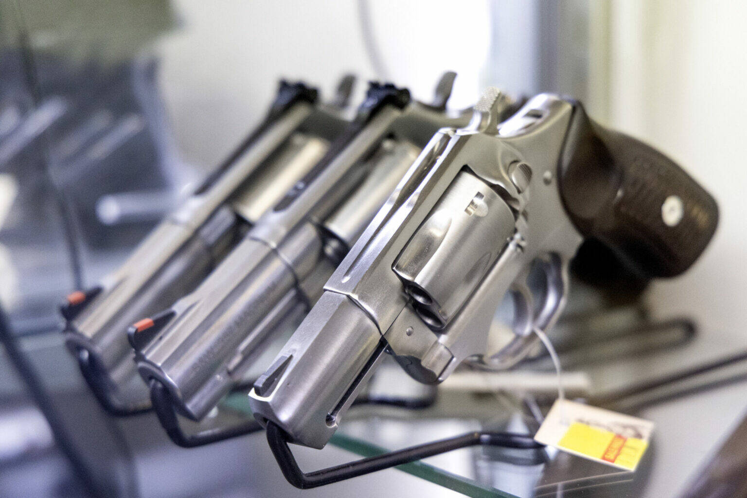 Aristide Economopoulos / NJ Monitor
Guns are shown at Caso’s Gun-A-Rama in Jersey City, N.J.