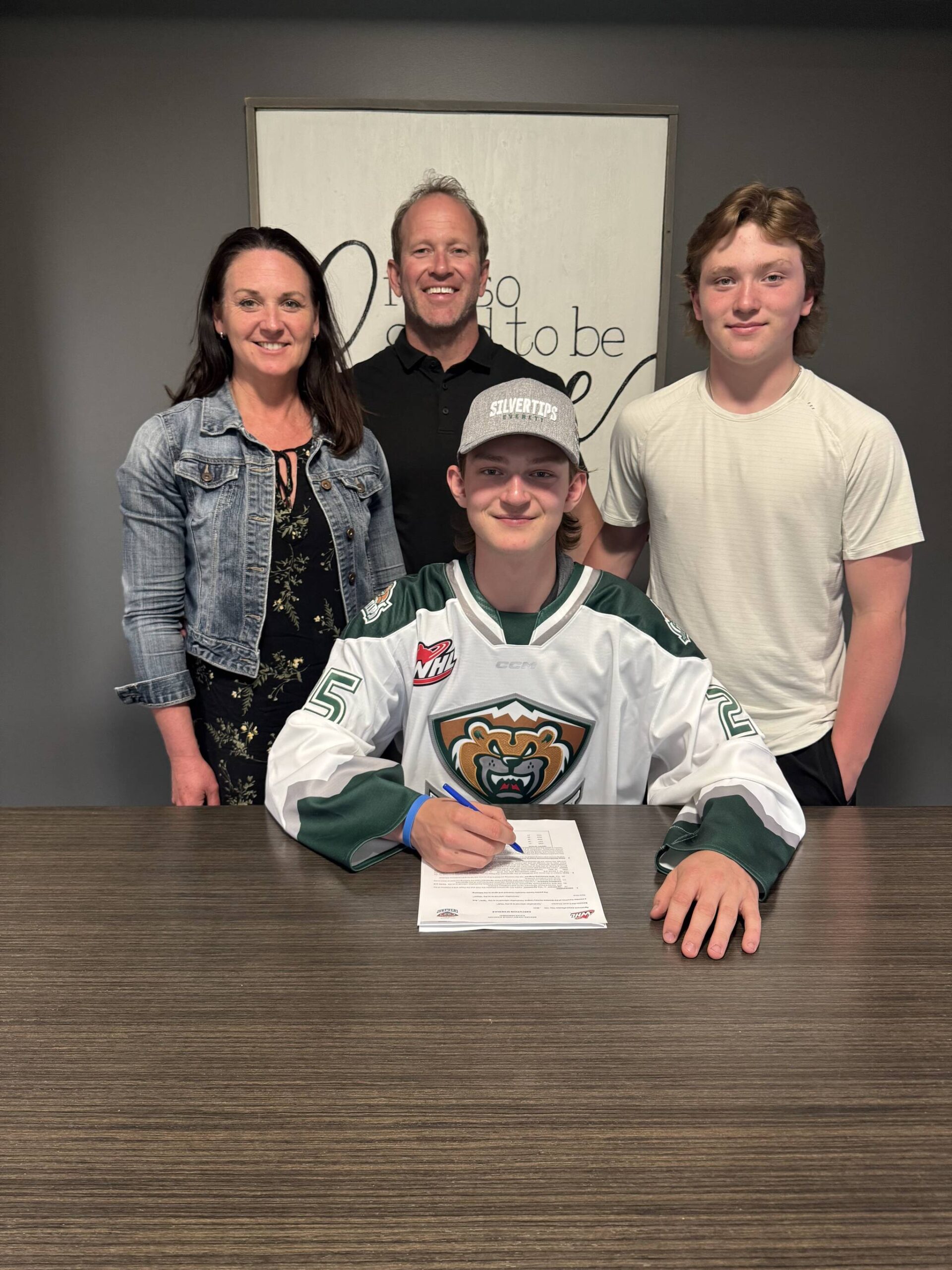 Reid Nicol signs his WHL Scholarship and Development Agreement with the Everett Silvertips alongside his family on May 28, 2025. (Photo courtesy of Everett Silvertips)