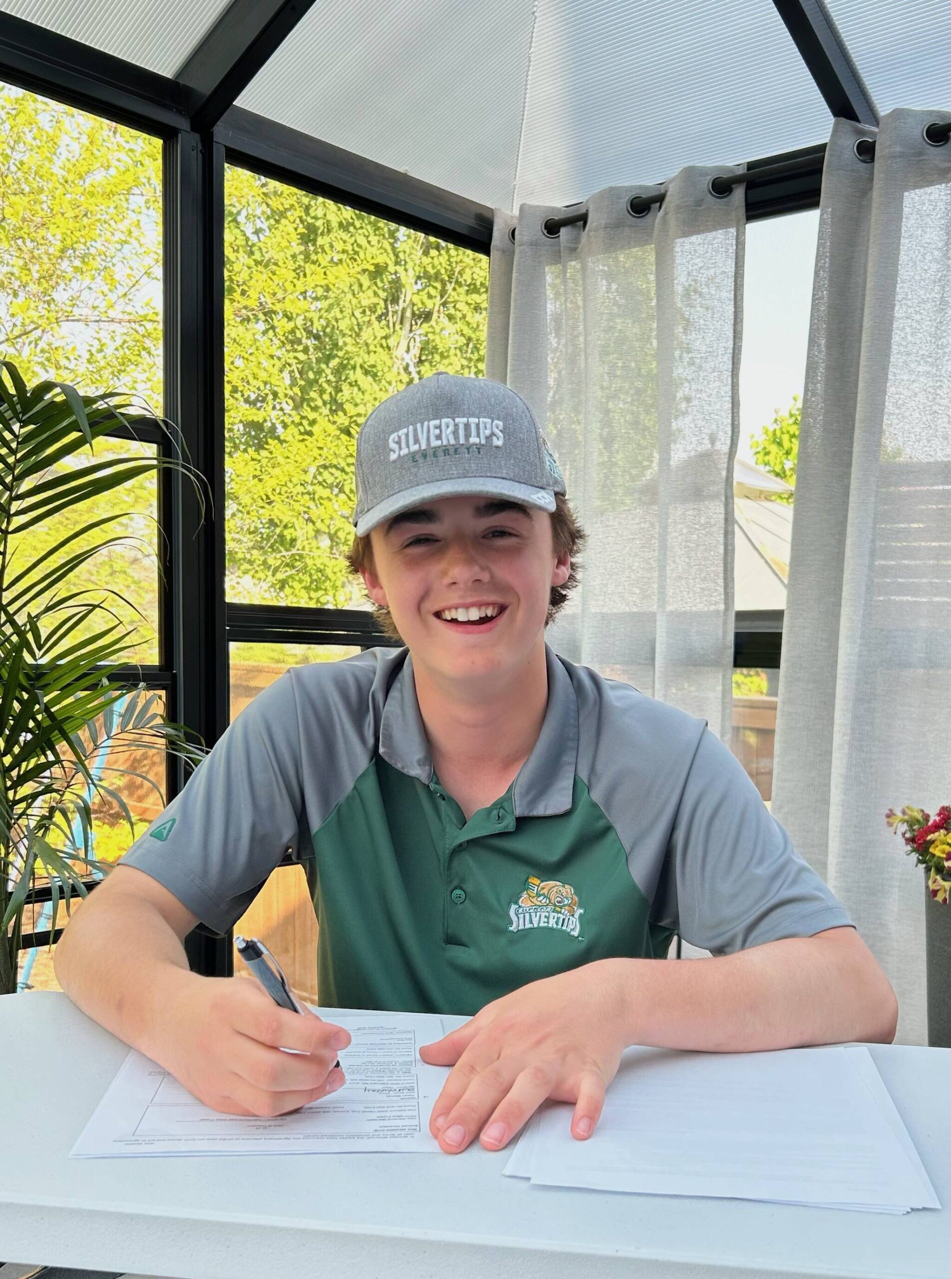 Owen Murray signs his WHL Scholarship and Development Agreement with the Everett Silvertips, which selected him with the 31st overall pick in the 2025 WHL Prospects Draft. (Photo Courtesy: The Everett Silvertips)