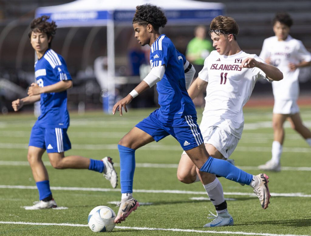 Shorewood’s Matthew Bereket takes the ball down the field during the 3A state championship game against Mercer Island on Saturday, May 31, 2025 in Puyallup, Washington. (Olivia Vanni / The Herald)
